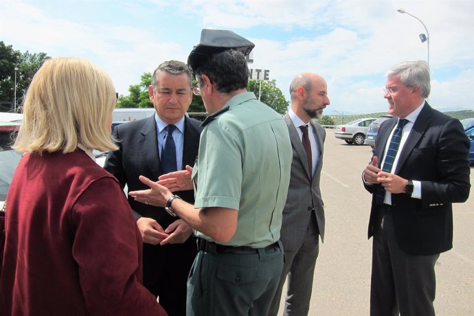 Antonio Sanz conversa con el jefe de la Comandancia de la Guardia Civil en Jaén.