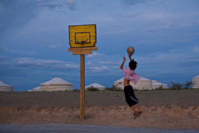 Bridgestone y MMARTINYCA construirán una pista de baloncesto en el desierto del 