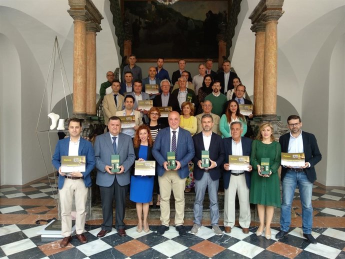 Antonio Ruiz (centro), junto a autoridades y premiados