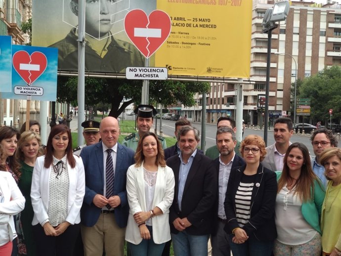 Ruiz (izda.), ante la señal de 'STOP' a la violencia machista