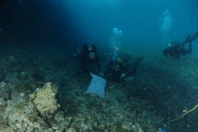 Limpieza del fondo marino en Cabrera