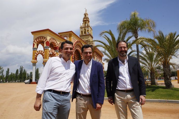 Juanma Moreno con José María Bellido y Adolfo Molina