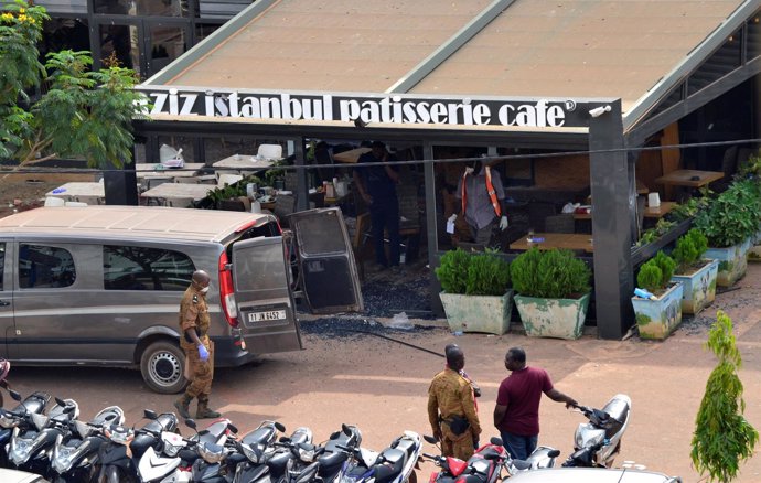 Efectivos de seguridad junto a un restaurante atacado en Uagadugu en 2017