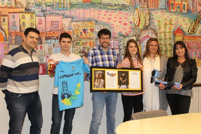 David Aguilar, con su familia y el alcalde de La Seu d’Urgell, Albert Batalla