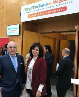 Gabriel García, Presidente de la AHEM, junto a Matilde Pastora Asian González