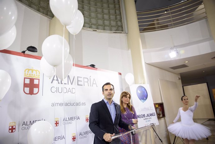 El alcalde de Almería presenta la 'Noche en blanco'