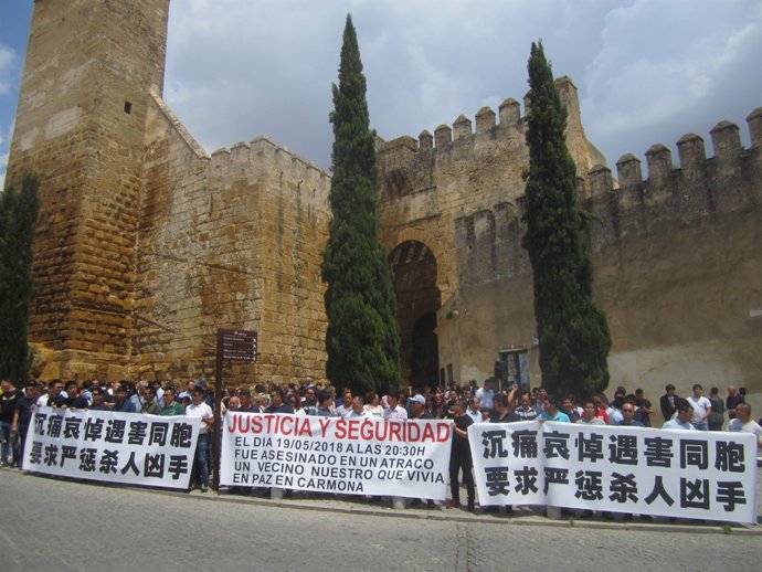 Concentración en Carmona en repulsa al crimen                     