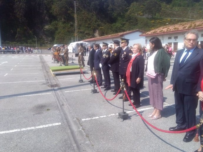 Mercedes Fernández y otros miembros del PP en la Jura de Bandera.
