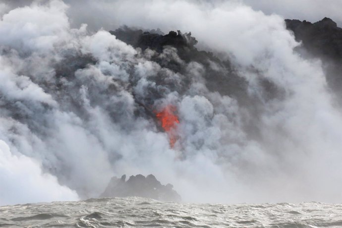 Lava del Kilauea al entrar en contacto con el mar