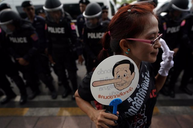 Manifestante contra la junta militar en Tailandia