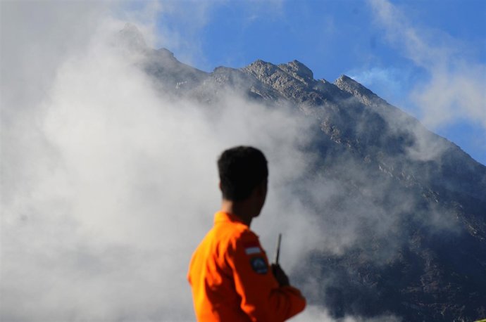 Un trabajador de la agencia de desastres vigila el monte Merapi