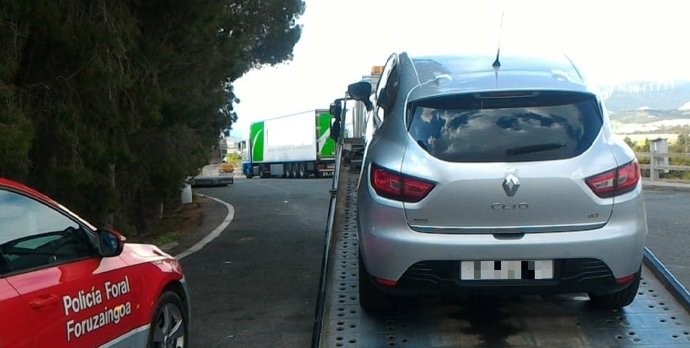 El turismo y la detenida fueron trasladados a la comisaría de Policía Foral