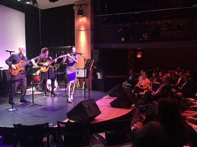 Berklee students band and Oscar Stagnaro