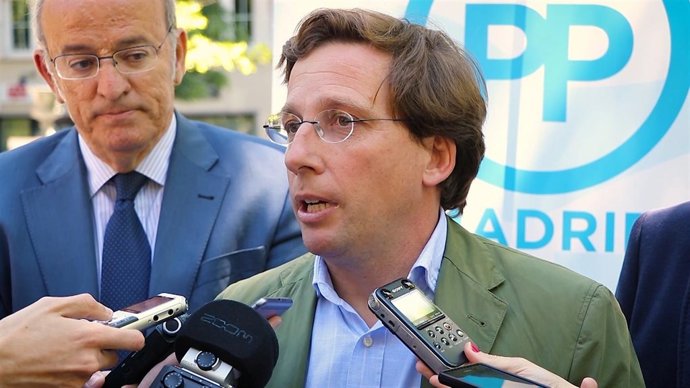 Martínez-Almeida, visita los jardines de la Plaza de Conde Valle-Suchil