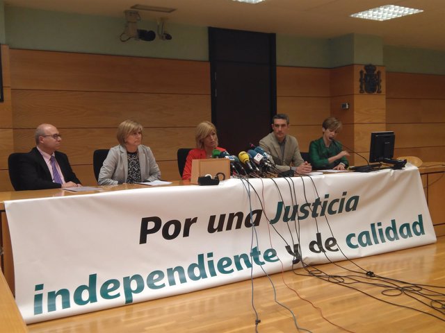 La juez decana de Pamplona, en el centro, en la rueda de prensa