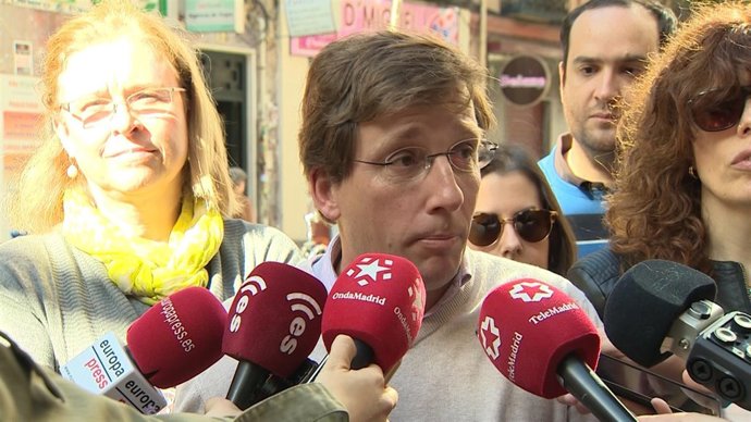 Almeida, en una visita al barrio de Tetuán