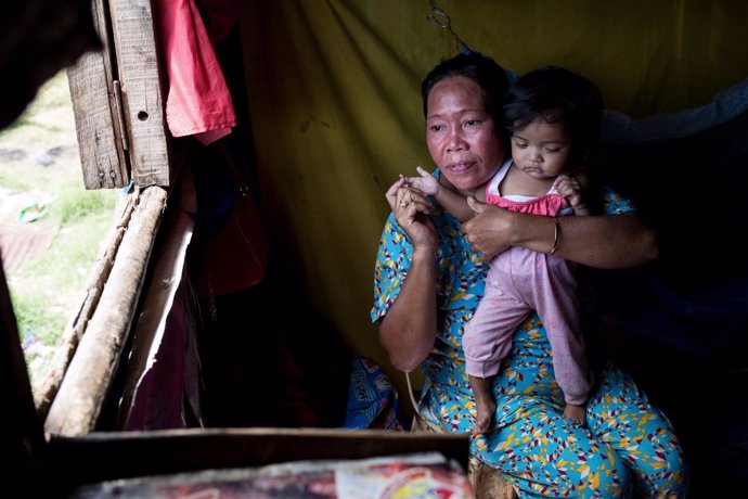 Una mujer y su hija desplazadas por el asedio de Marawi