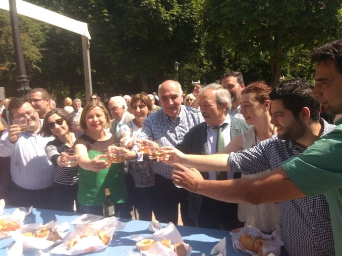 Reparto del bollu en el Martes de Campo.