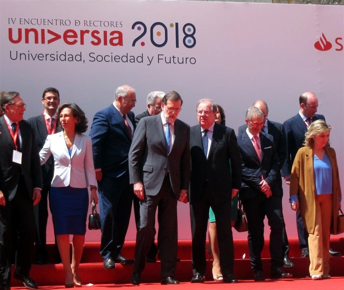 Mariano Rajoy junto a autoridades.                               