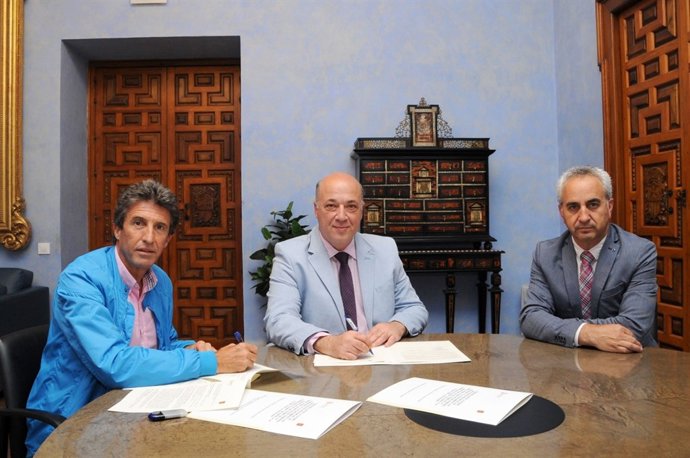 Antonio Ruiz (centro) firma la cesión de la carretera CO-4400