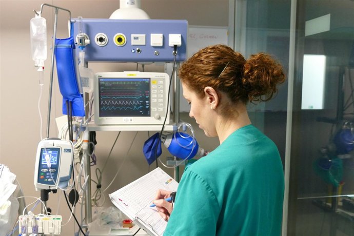 Una enfermera de UCI realiza la revisión del 'checklist'