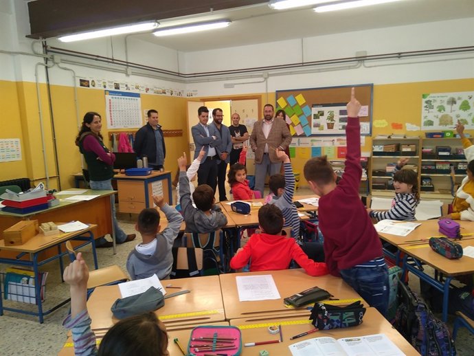 El delegado de Educación con alumnos del colegio rural de Ugíjar