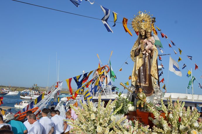 La Virgen del Carmen, de procesión en Punta Umbría (Huelva).  