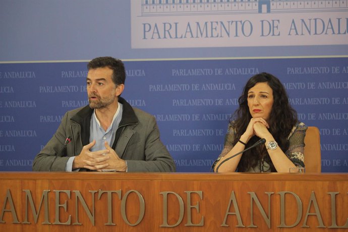 Antonio Maíllo y Libertad Benítez, de IU y Podemos, en rueda de prensa