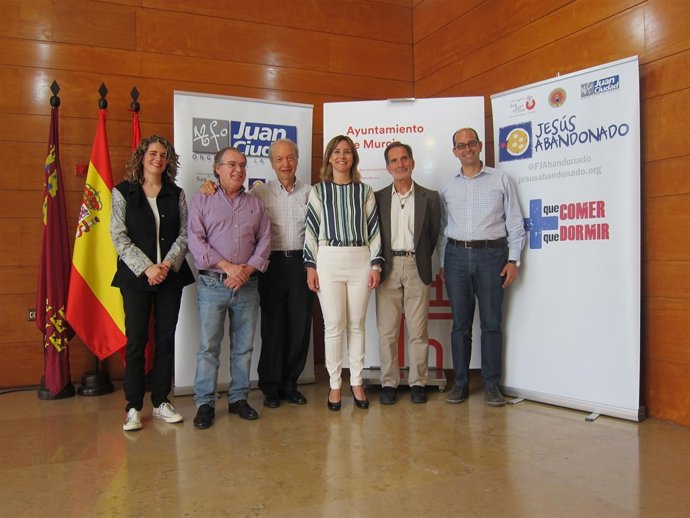 Equipo Jesús Abandonado con edil Conchita Ruiz                              