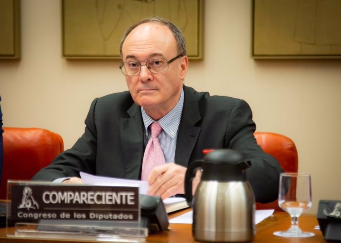 El gobernador del Banco de España, Luis María Linde, en el Congreso