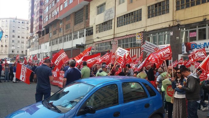 Concentración ante CEOE