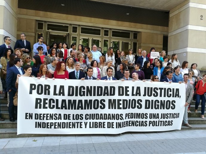 Concentración en el TSJPV durante la huelga de jueces y fiscales