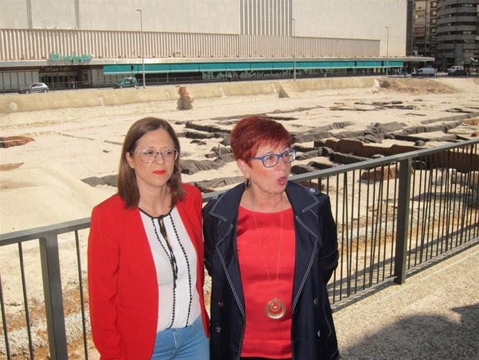   Susana Hernández Y Begoña García Retegui, Frente Al Yacimiento