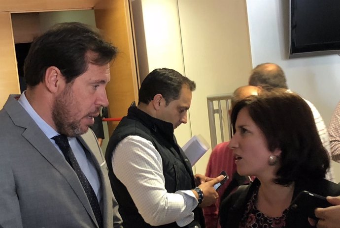 Puente habla con la concejal responsable del Servicio de Limpieza, María Sánchez