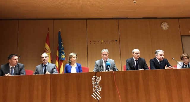 El decano de los jueces de València, junto a representantes de jueces y fiscales