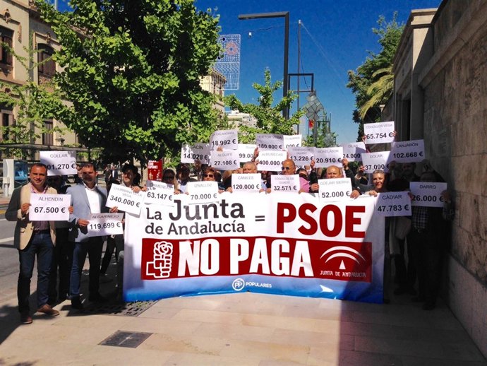 Dirigentes del PP a las puertas de la sede de la Junta en Granada