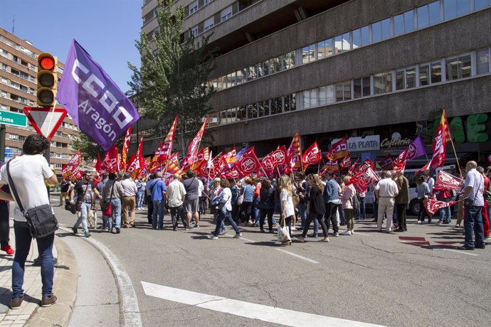 Concentración de UGT y CCOO ante la patronal en la plaza Roma de Zaragoza