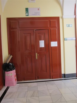 Juzgado con cartel informando de que se está en huelga                   