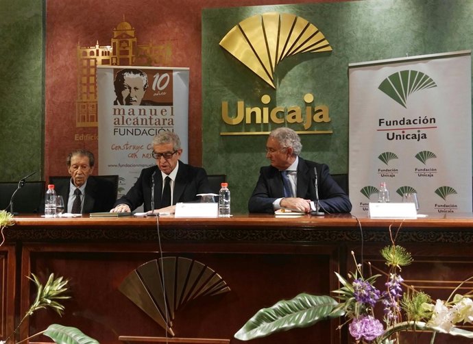 El escritor Manuel Alcántara con Braulio Medel