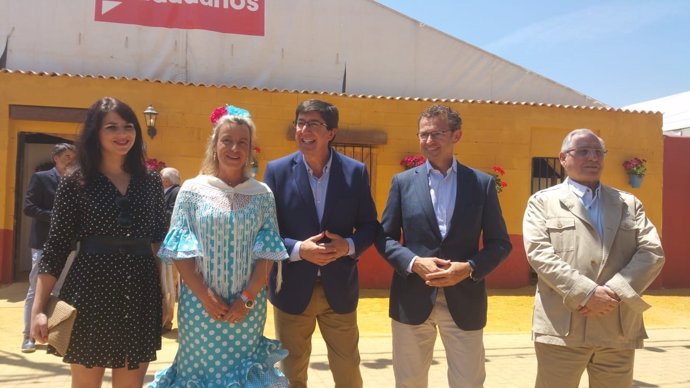 Juan Marín con Isabel Albás y David Dorado junto a otros representantes de Cs