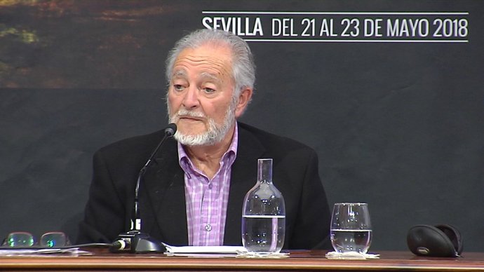 L'ex-secretari general de IU Julio Anguita, durant una conferència a Sevilla