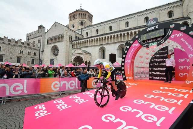 Rohan Dennis gana la contrarreloj del Giro