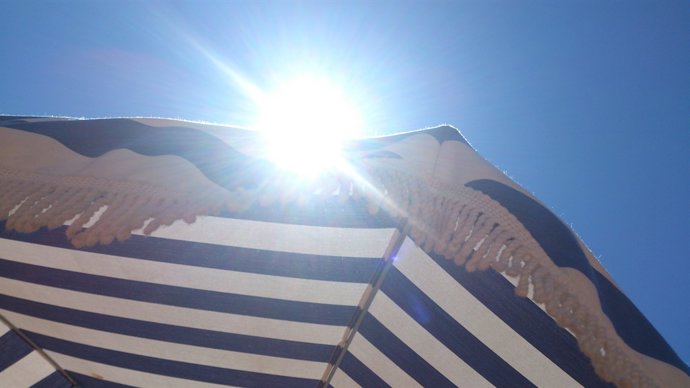 Sol, ona de calor, estiu, càncer de pell, parasol, platja, turisme, vacances