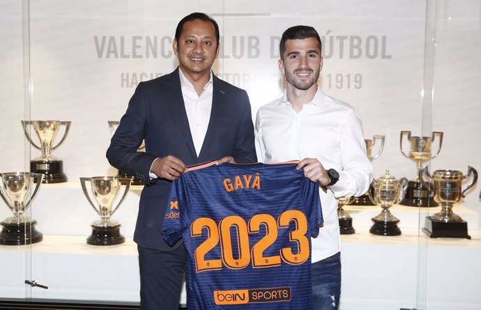 El jugador José Luis Gayà renueva con el Valencia