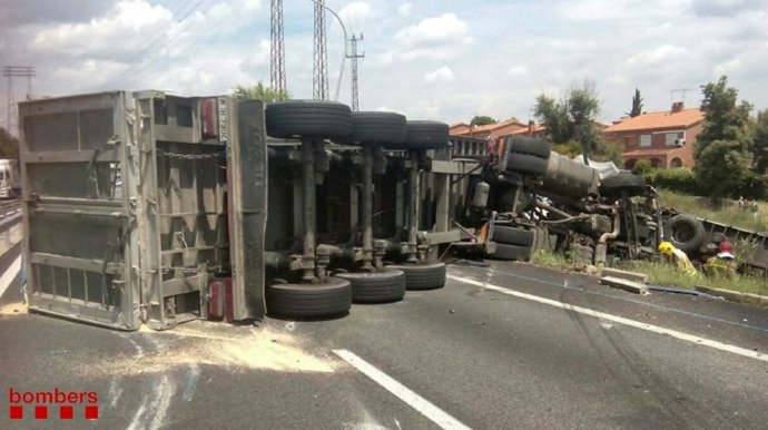 Camió bolcat a l'AP-7 a Martorell
