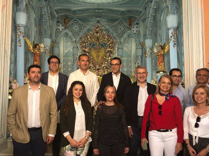 El presidente de la Diputación, Ignacio Caraballo, visita las Cruces de Bonares.