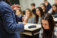 Estudiantes aplauden la bajada de la nota para acceder a las becas, pero creen que es "insuficiente" y "llega tarde"