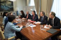 De la Serna defiende que los PGE "son buenos" y la Junta no va a "renunciar" al 18% de inversiones