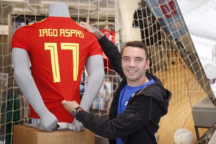 Iago Aspas posa con la camiseta de la selección española