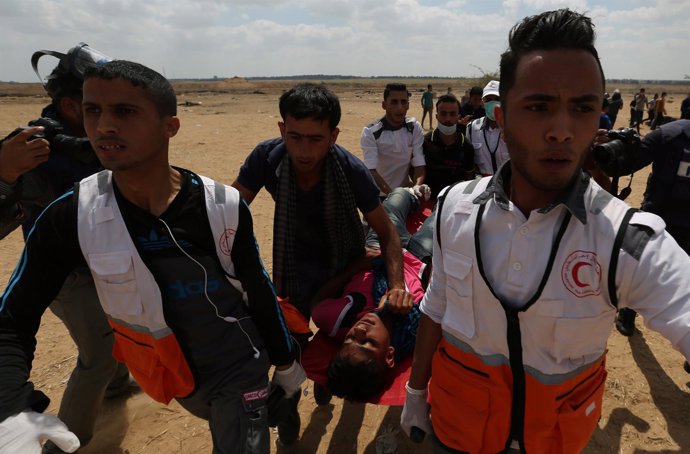 Palestino herido en las protestas en la frontera de Gaza